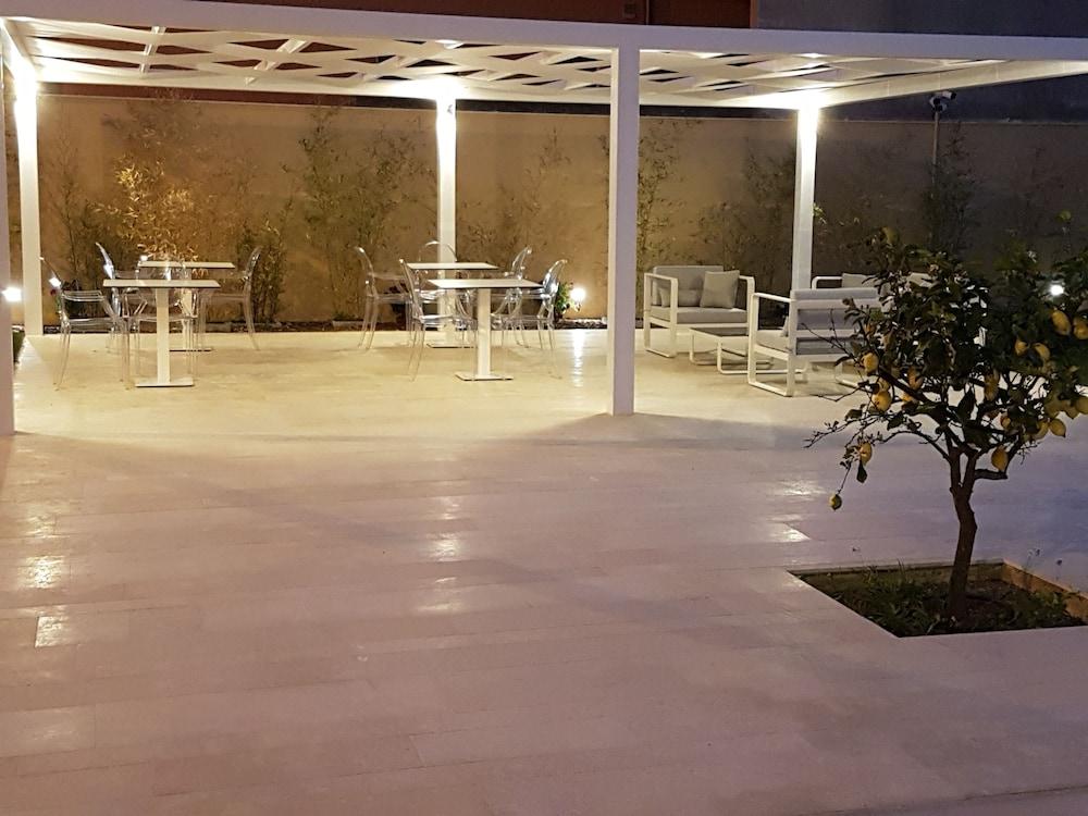 Netum Hotel Noto Bagian luar foto