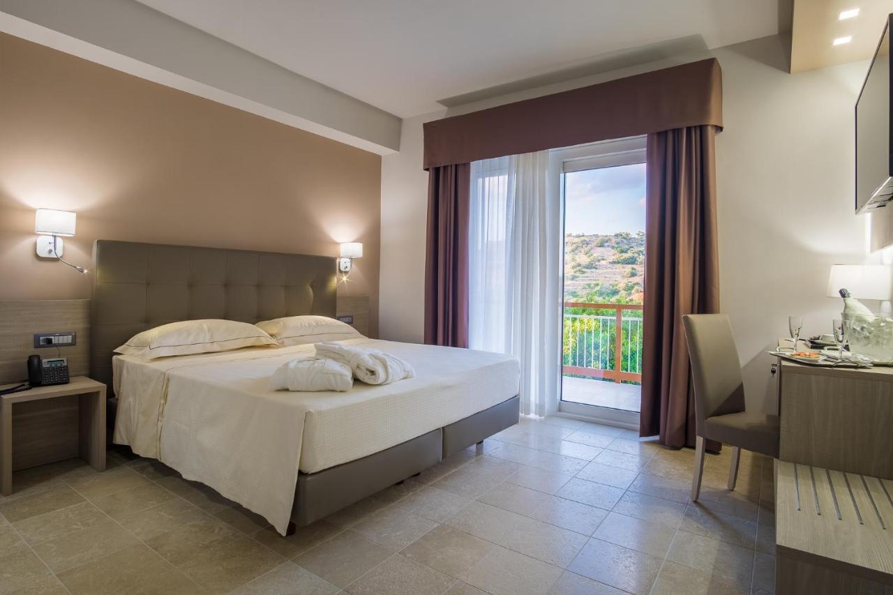 Netum Hotel Noto Bagian luar foto