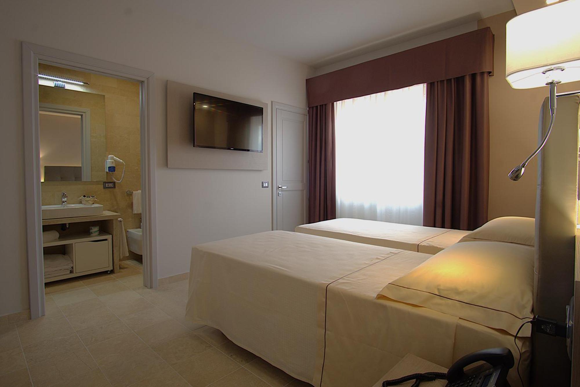 Netum Hotel Noto Bagian luar foto