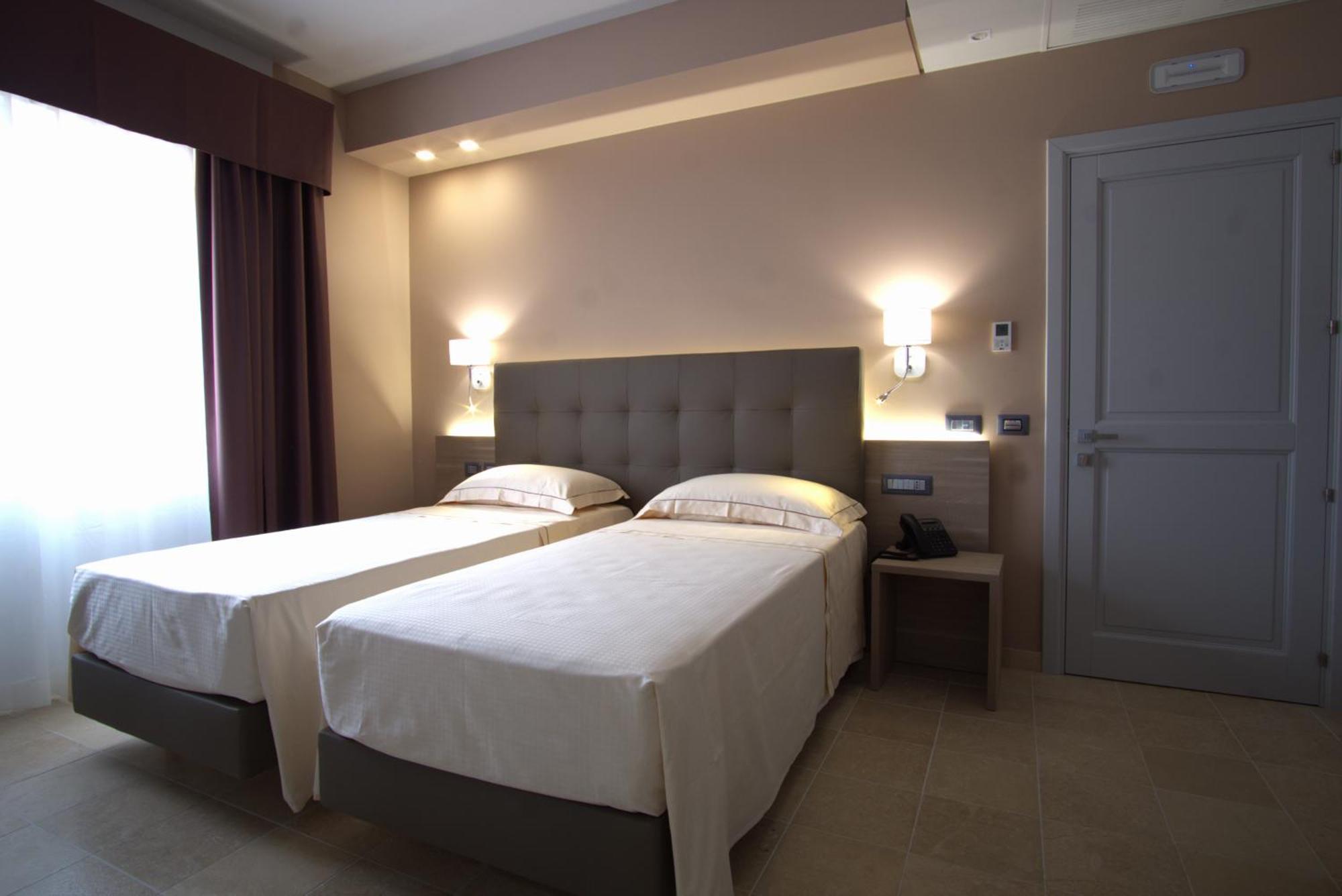 Netum Hotel Noto Bagian luar foto