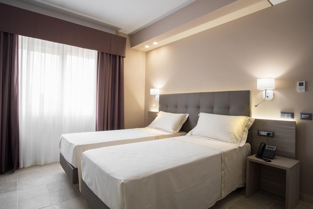 Netum Hotel Noto Bagian luar foto