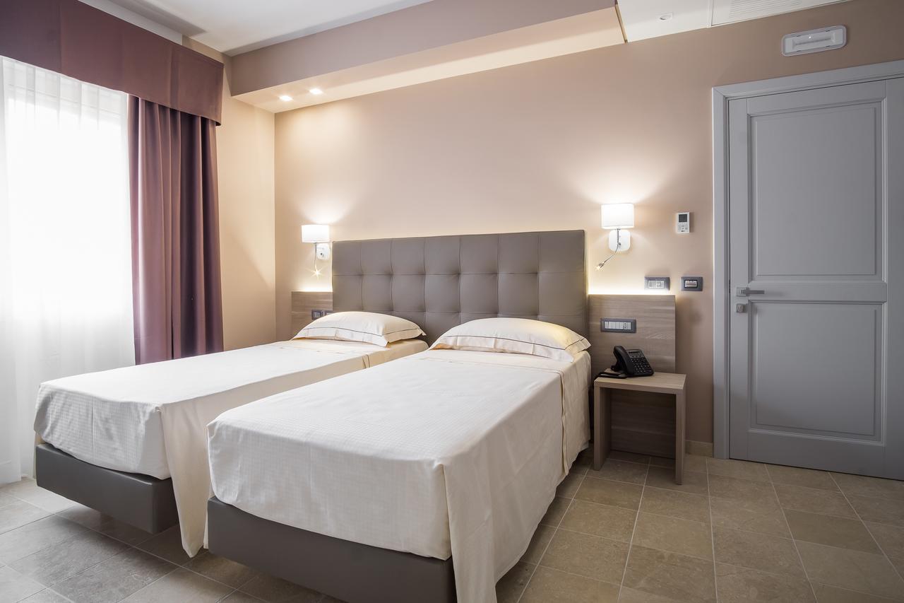 Netum Hotel Noto Bagian luar foto